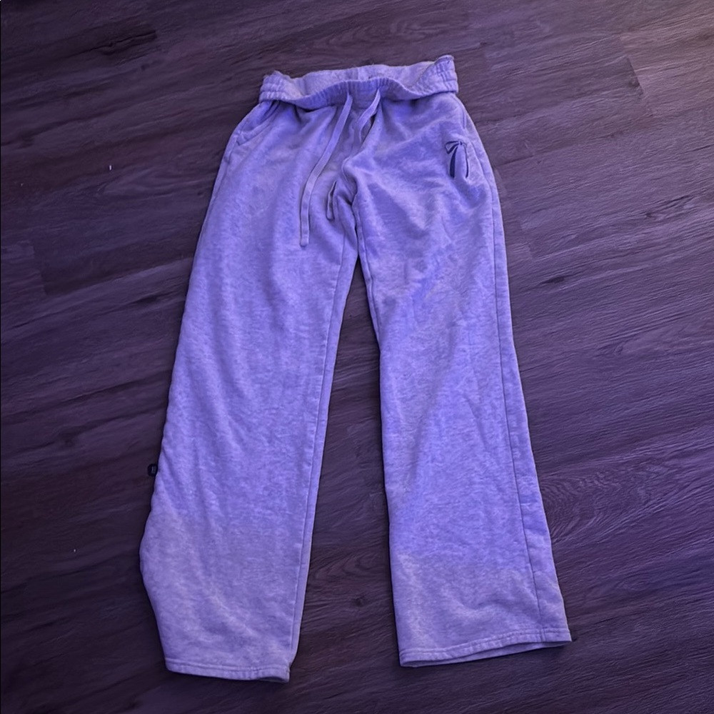 hollister no cuffed sweats with bow on them